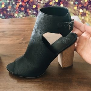 LIKE NEW! Simply Vera Vera Wang Hooded Heels!